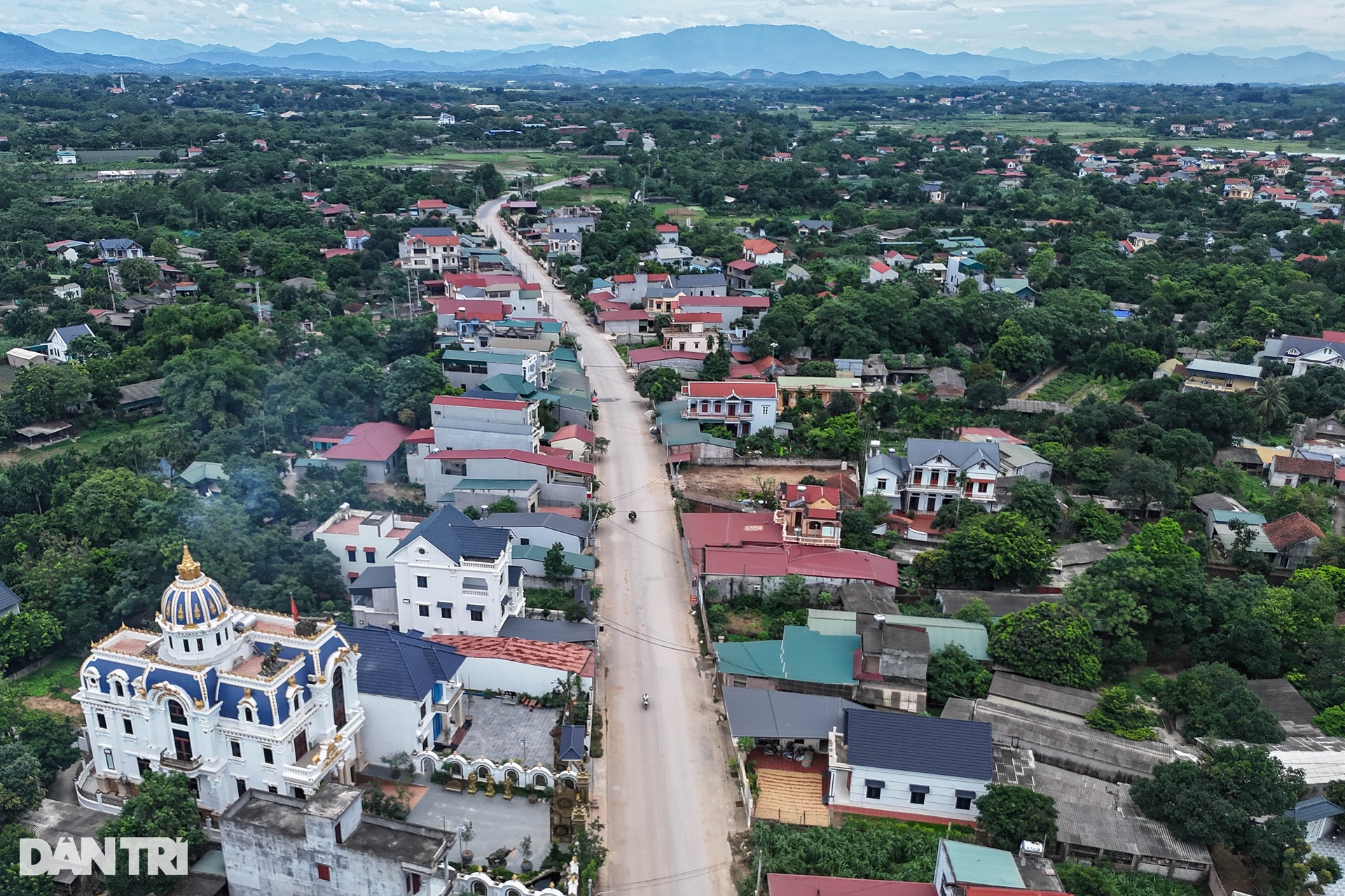 Dân khốn khổ vì cầu ở Ba Vì thi công dang dở, đường chi chít ổ gà, ổ voi - 1 Dân khốn khổ vì cầu ở Ba Vì thi công dang dở, đường chi chít ổ gà, ổ voi - 1