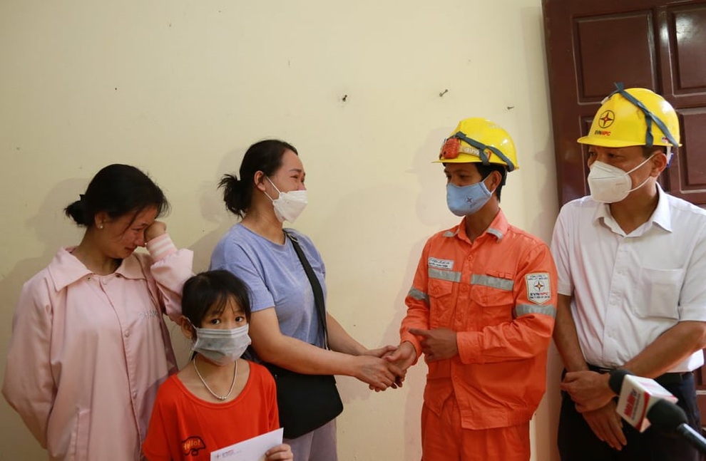 Vụ cửa hàng gas cháy nổ như bom: 2 cháu gái thoát chết trong gang tấc - 4 Vụ cửa hàng gas cháy nổ như bom: 2 cháu gái thoát chết trong gang tấc - 4