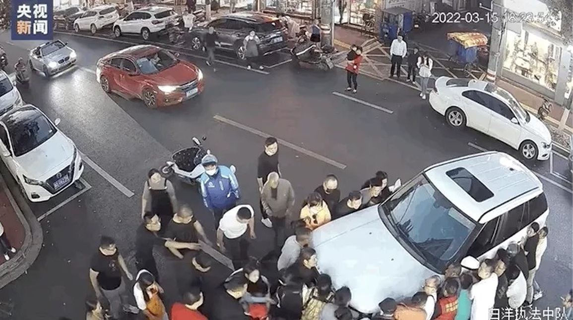 Thót tim cảnh xe điên lao lên vỉa hè, cha nhanh trí cứu con thoát hiểm - 4 Thót tim cảnh xe điên lao lên vỉa hè, cha nhanh trí cứu con thoát hiểm - 4