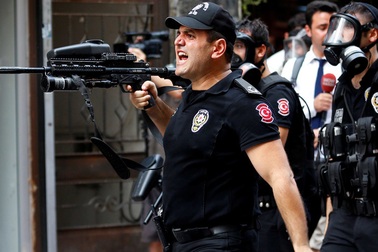 Thổ Nhĩ Kỳ khẩn cấp dồn binh và xe bọc thép tới Istanbul sau khi phát hiện trực thăng lạ