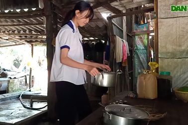 Hai chị em mồ côi sống với nội 80 tuổi