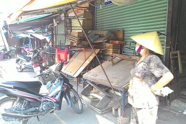 Hàng trăm tiểu thương bãi thị phản đối việc phá chợ