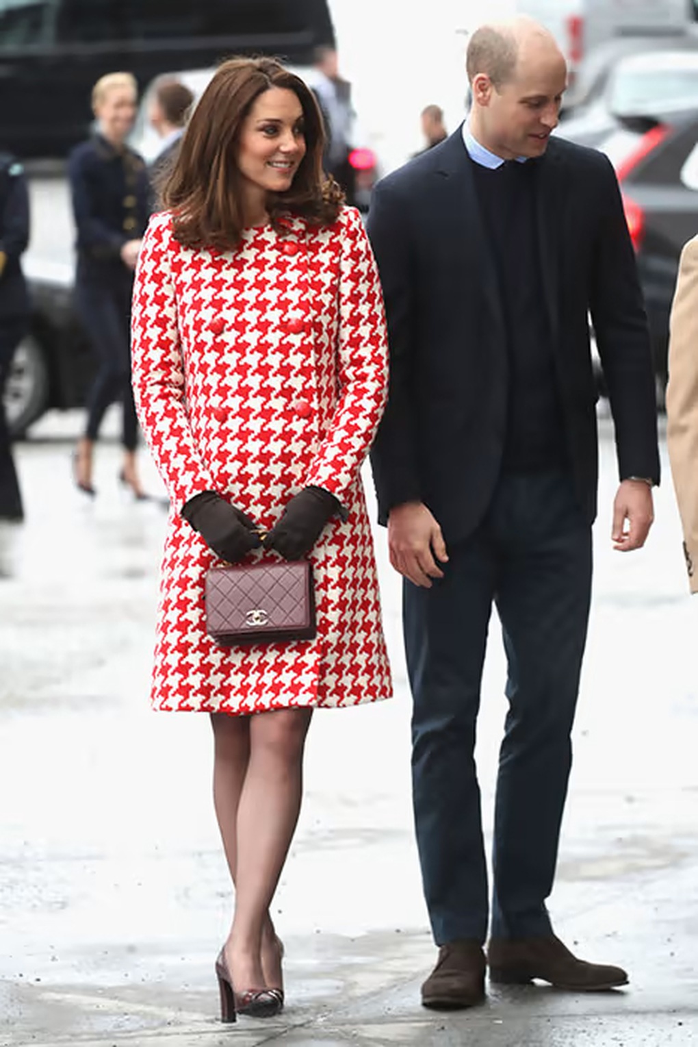 Loạt trang phục đỏ rực nổi bật và thanh lịch của công nương Kate Middleton - 5 Loạt trang phục đỏ rực nổi bật và thanh lịch của công nương Kate Middleton - 5