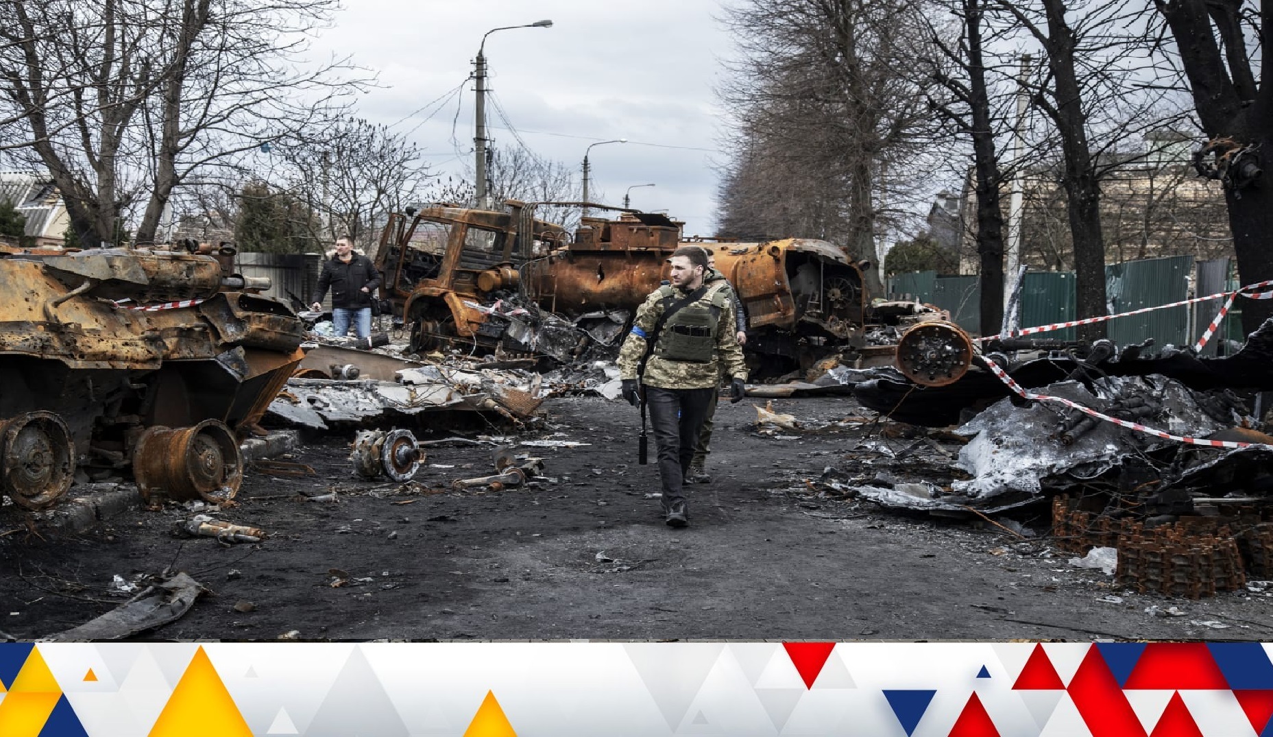Binh sĩ Ukraine đi giữa bãi xác phương tiện cơ giới Nga bị phá hủy (Ảnh minh họa: Getty).