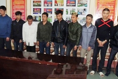 Bắt giữ 12 đối tượng sát phạt trên chiếu bạc, thu giữ gần 800 triệu đồng