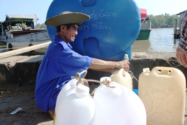 Nước mặn bủa vây, dân nghèo xót ruột mua nước ngọt giá "cắt cổ"