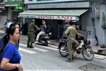 Gã trai cầm dao đuổi chém 2 người bị thương rồi tự sát