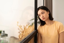 Tôi sống trong dằn vặt vì phải “ôm bí mật” của anh hàng xóm