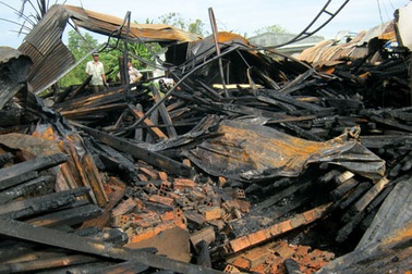 Hỏa hoạn suốt 7 giờ, xưởng gỗ thành than