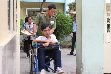 Làm bài thi tốt nghiệp trên xe lăn