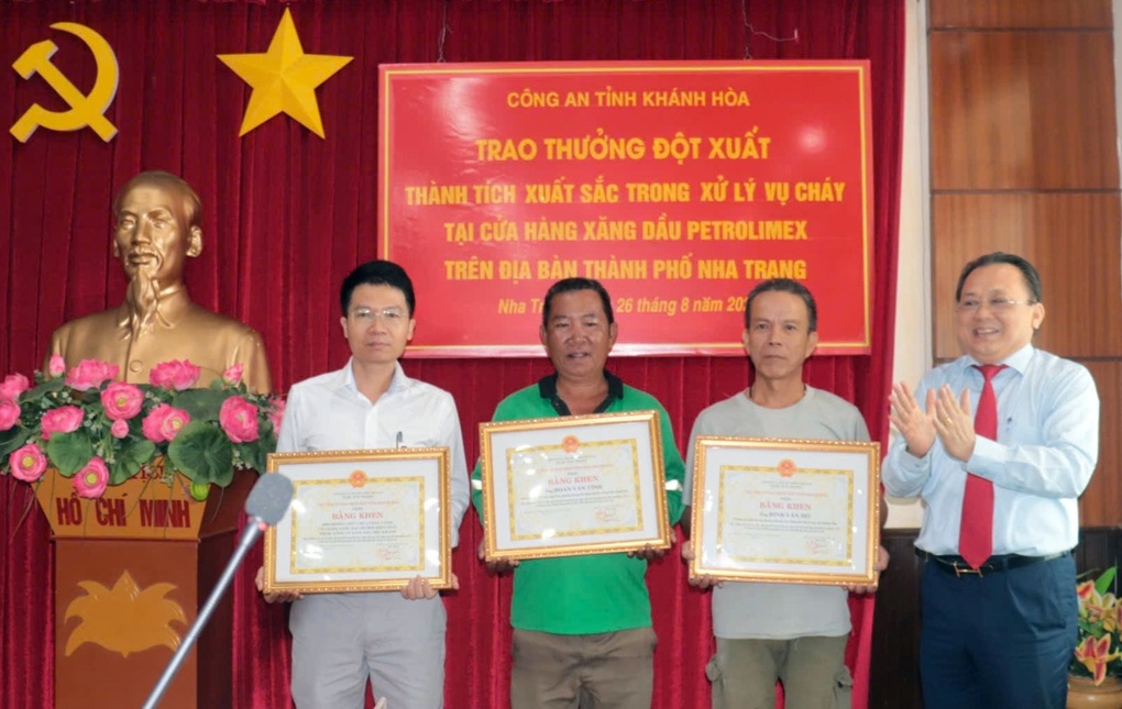 Khen thưởng tập thể, cá nhân dập lửa trong vụ cháy cây xăng ở Nha Trang - 1 Khen thưởng tập thể, cá nhân dập lửa trong vụ cháy cây xăng ở Nha Trang - 1