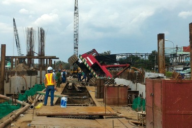 Cần cẩu tại dự án chống ngập 10.000 tỷ sập vào nhà dân