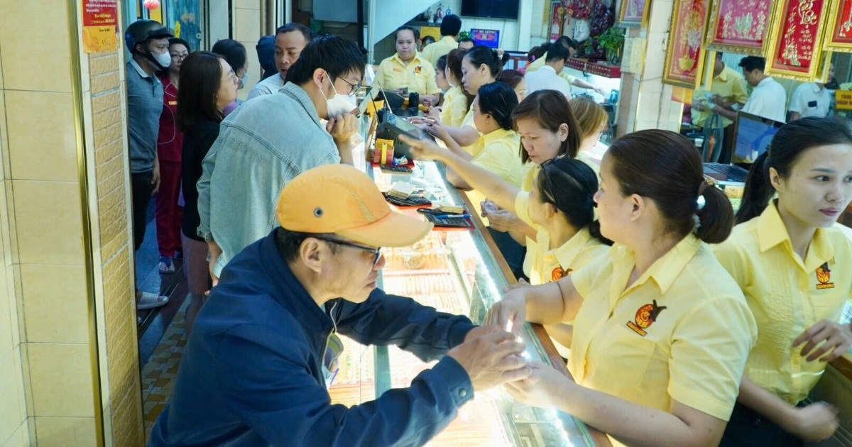 Nghịch lý đu đỉnh vàng 100 triệu đồng/lượng: Cảnh báo "vào lỗ, ra thì kẹt"