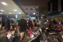 Chen chúc đổ xăng trước "giờ G", người mua tiết kiệm được bao nhiêu tiền?