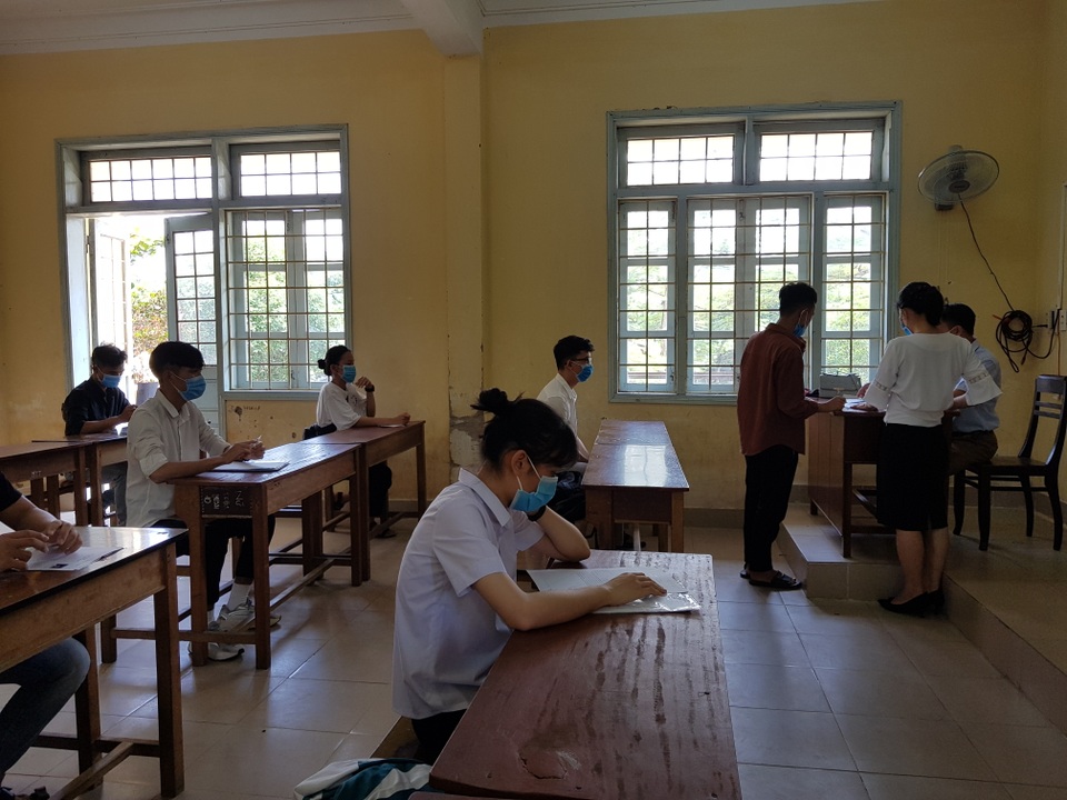 Phòng dịch chặt chẽ trong ngày làm thủ tục dự thi tốt nghiệp THPT đợt 2 - 16 Phòng dịch chặt chẽ trong ngày làm thủ tục dự thi tốt nghiệp THPT đợt 2 - 16