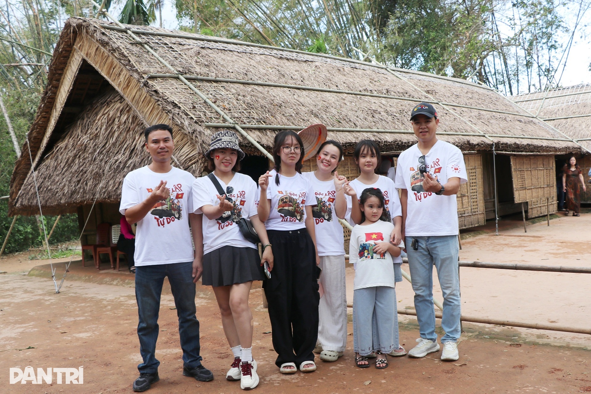 ទាហានខេត្ត Quang Tri Citadel ជិះរទេះរុញទៅលេងស្រុកកំណើតពូ Ho ក្នុងថ្ងៃបុណ្យជាតិ - 2 Người lính Thành cổ Quảng Trị ngồi xe lăn thăm quê Bác ngày Quốc khánh - 2