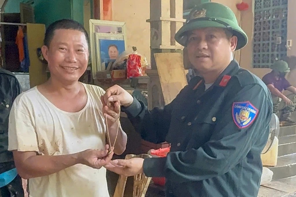 Dọn bùn sau lũ, công an tìm thấy tiền, vàng trả lại cho người dân - 2 Dọn bùn sau lũ, công an tìm thấy tiền, vàng trả lại cho người dân - 2