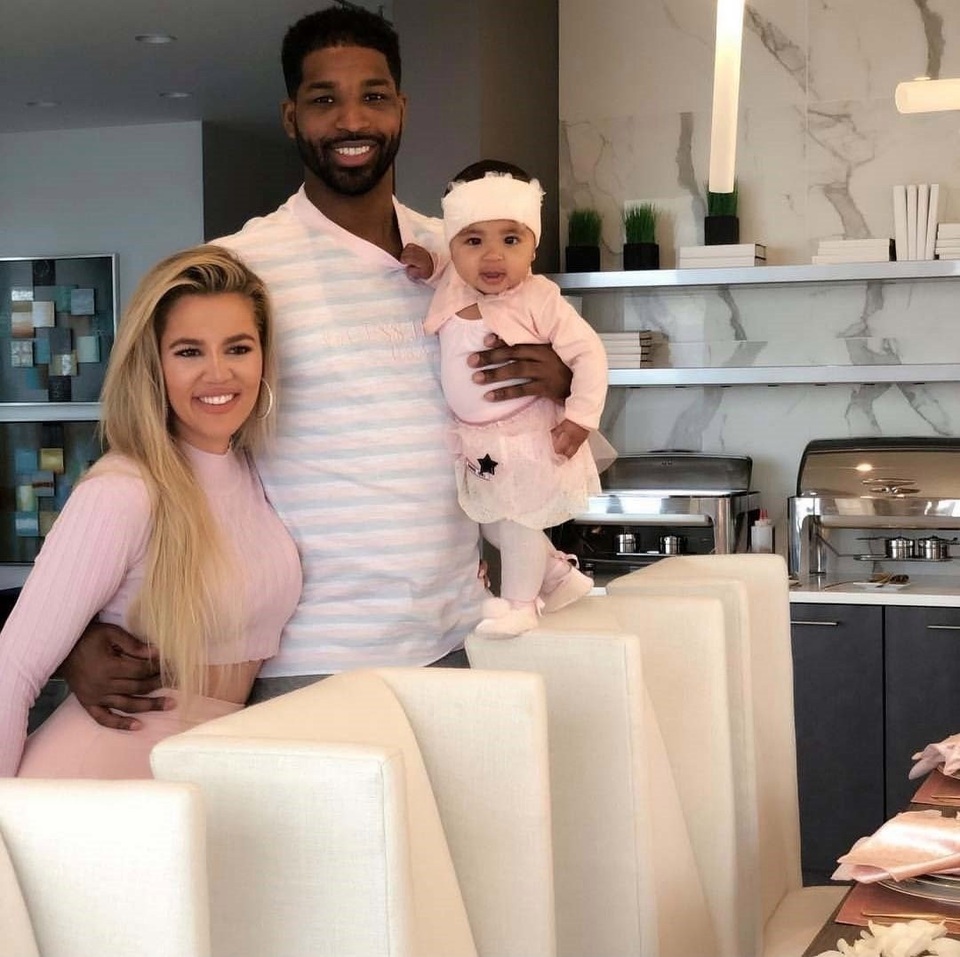 Khloe Kardashian tái xuất bên bạn trai trẻ bội bạc - 5 Khloe Kardashian tái xuất bên bạn trai trẻ bội bạc - 5
