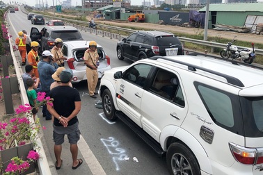 9 xe tông nhau liên hoàn, giao thông cửa ngõ Sài Gòn kẹt cứng