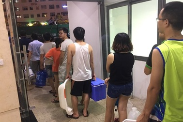 Sống khổ ở chung cư: Mang xô, chậu xếp hàng đi lấy nước sinh hoạt!