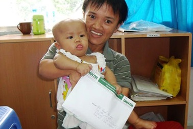 Qùa nhân ái đến với mẹ con người lùn 