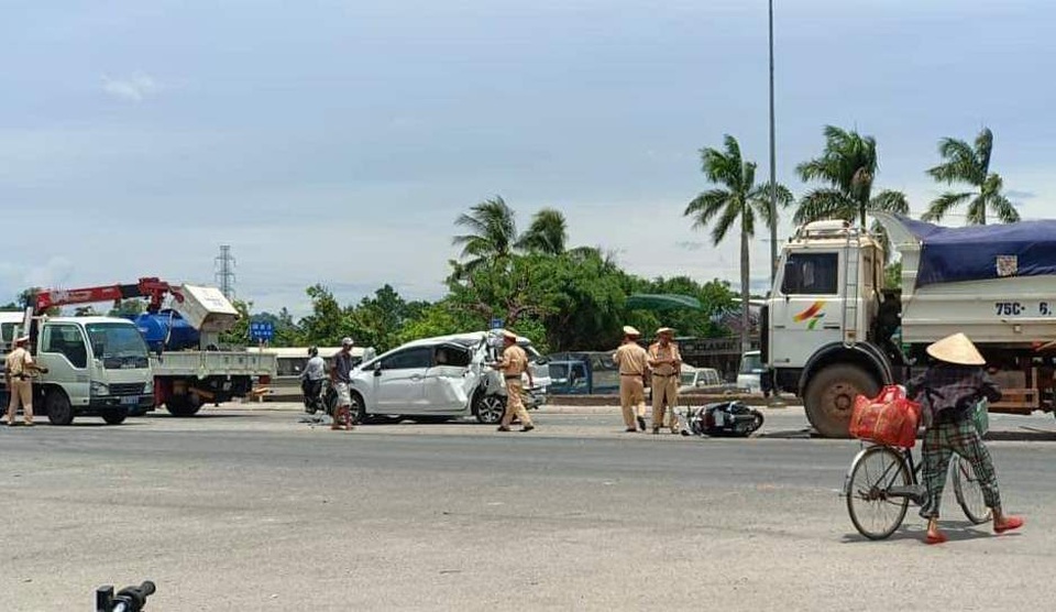 4 phương tiện tông nhau liên hoàn giữa ngã tư - 4 4 phương tiện tông nhau liên hoàn giữa ngã tư - 4