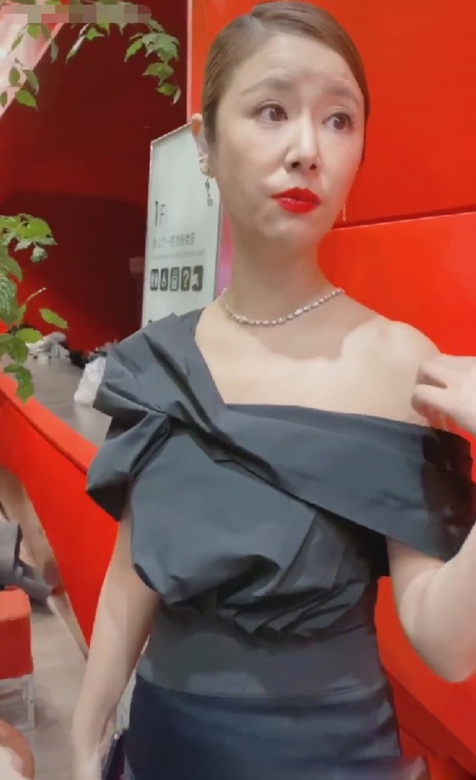 Lâm Tâm Như lộ gương mặt già nua khi thiếu công nghệ chỉnh sửa ảnh - 1 Lâm Tâm Như lộ gương mặt già nua khi thiếu công nghệ chỉnh sửa ảnh - 1