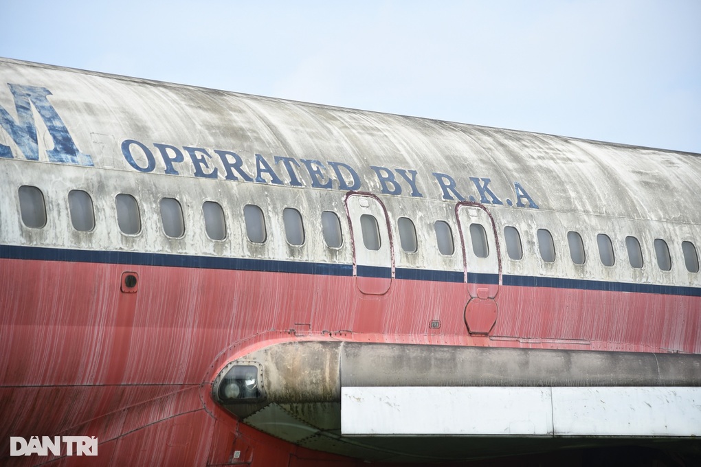 Bên trong máy bay Boeing 727 bị bỏ rơi 16 năm tại Nội Bài - 3 Bên trong máy bay Boeing 727 bị bỏ rơi 16 năm tại Nội Bài - 3