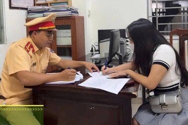 CSGT Hà Nội phạt nữ tài xế vừa lái xe máy vừa dùng điện thoại