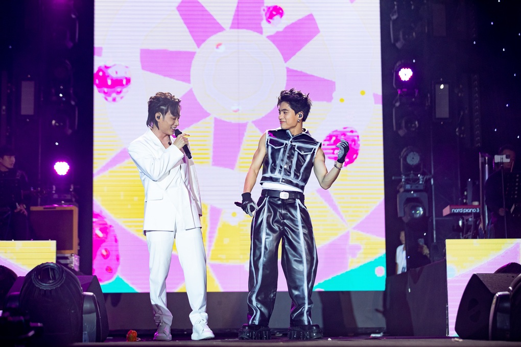 Biểu cảm của Mono khi hát cùng Trúc Nhân gây sốt - 2 Biểu cảm của Mono khi hát cùng Trúc Nhân gây sốt - 2