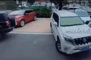 Cô gái trả đũa khi bị giành chỗ đỗ xe khiến dân mạng cười nghiêng ngả