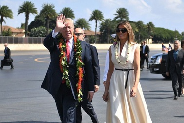 Tổng thống Trump đặt vòng hoa tưởng niệm tại Trân Châu Cảng