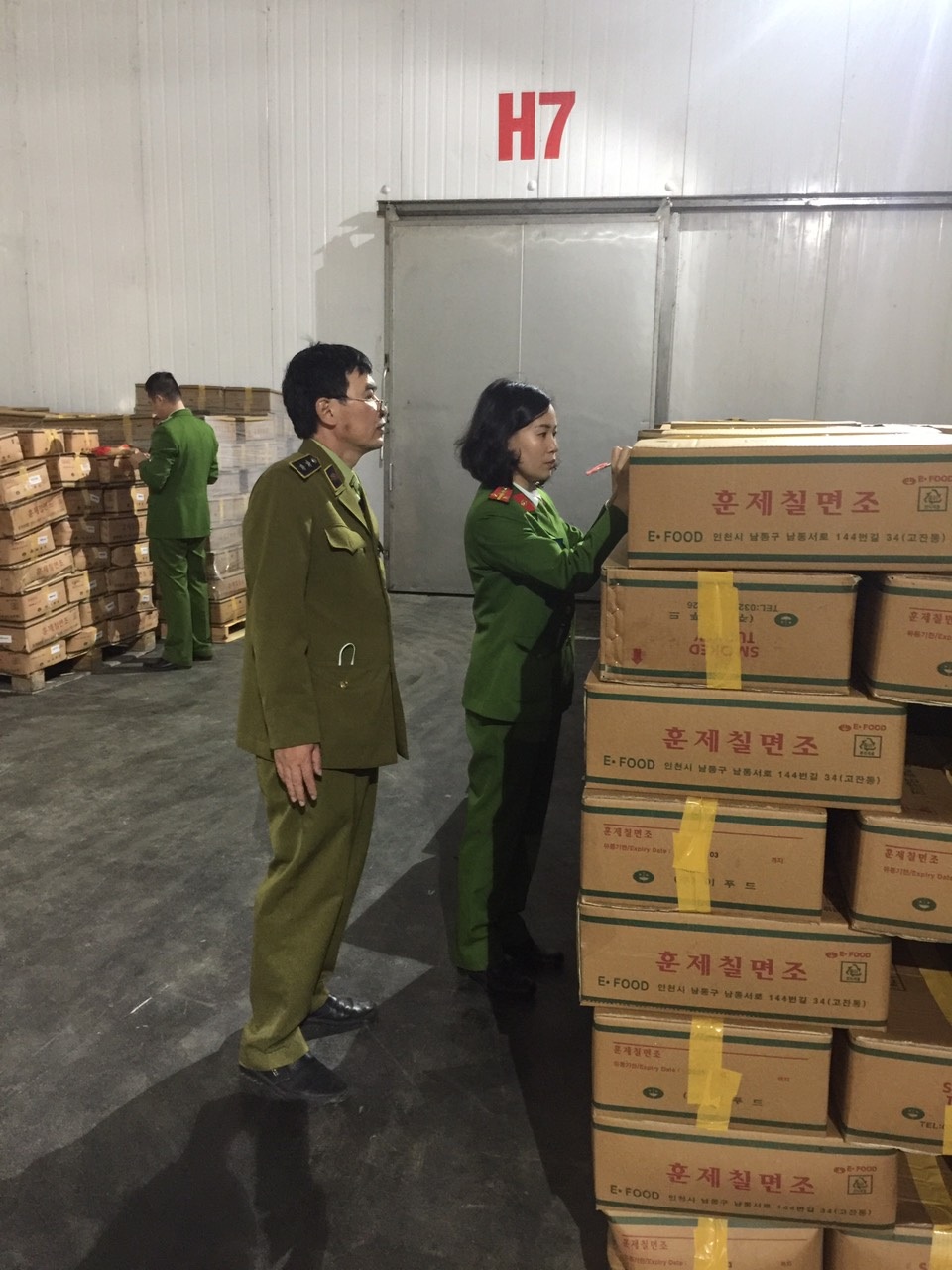 Quản lý thị trường vào cuộc, chặn đứng 25 tấn đùi gà Hàn Quốc thối sắp ra thị trường - 1 Quản lý thị trường vào cuộc, chặn đứng 25 tấn đùi gà Hàn Quốc thối sắp ra thị trường - 1