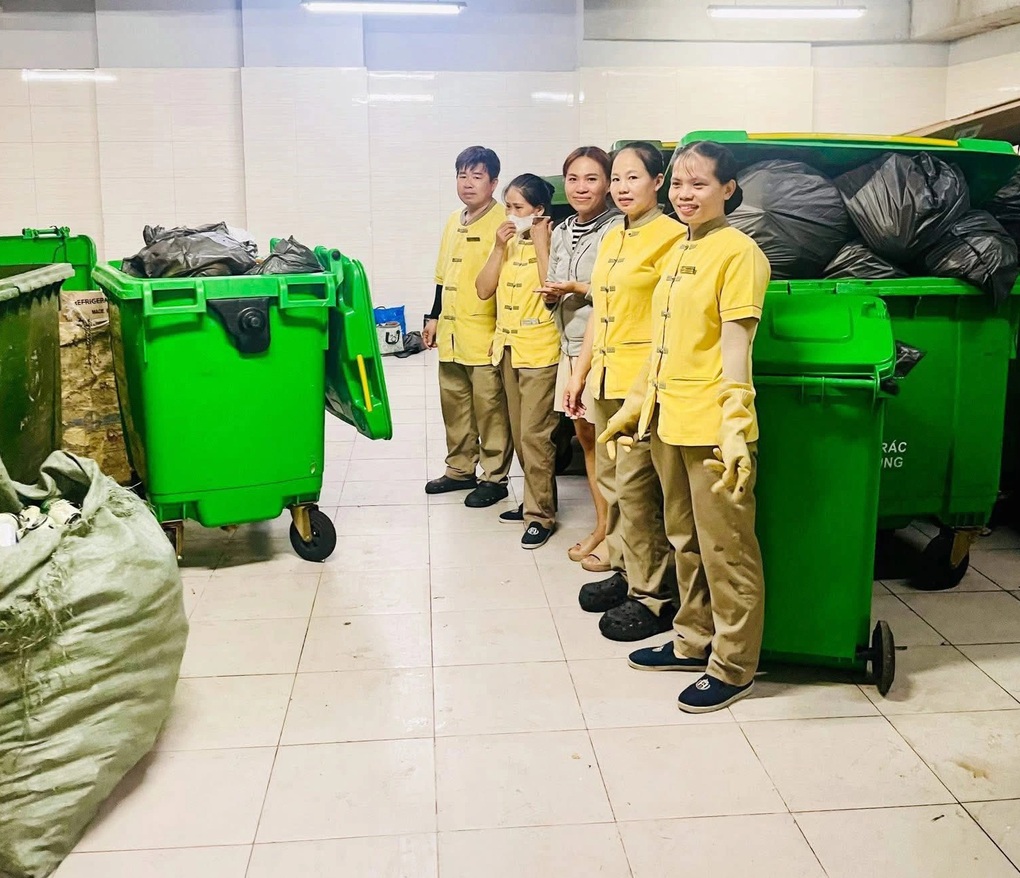 TPHCM: Vứt nhầm vàng của con dâu vào thùng rác, 4 người bới núi rác tìm - 2 TPHCM: Vứt nhầm vàng của con dâu vào thùng rác, 4 người bới núi rác tìm - 2