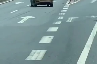 “Bắt quả tang” ô tô đi lùi trên đường cao tốc Hà Nội - Thái Nguyên