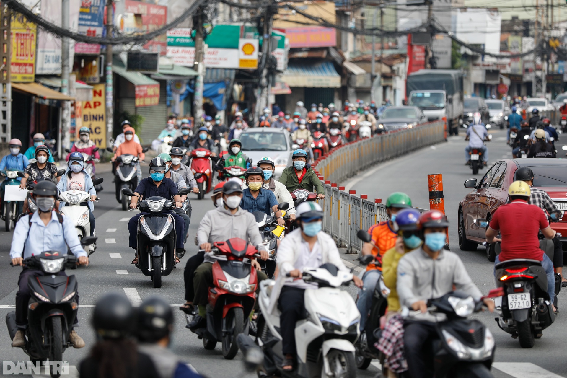 Đường phố TPHCM đông đúc, nhộn nhịp ngày đầu nới lỏng giãn cách xã hội - 10 Đường phố TPHCM đông đúc, nhộn nhịp ngày đầu nới lỏng giãn cách xã hội - 10