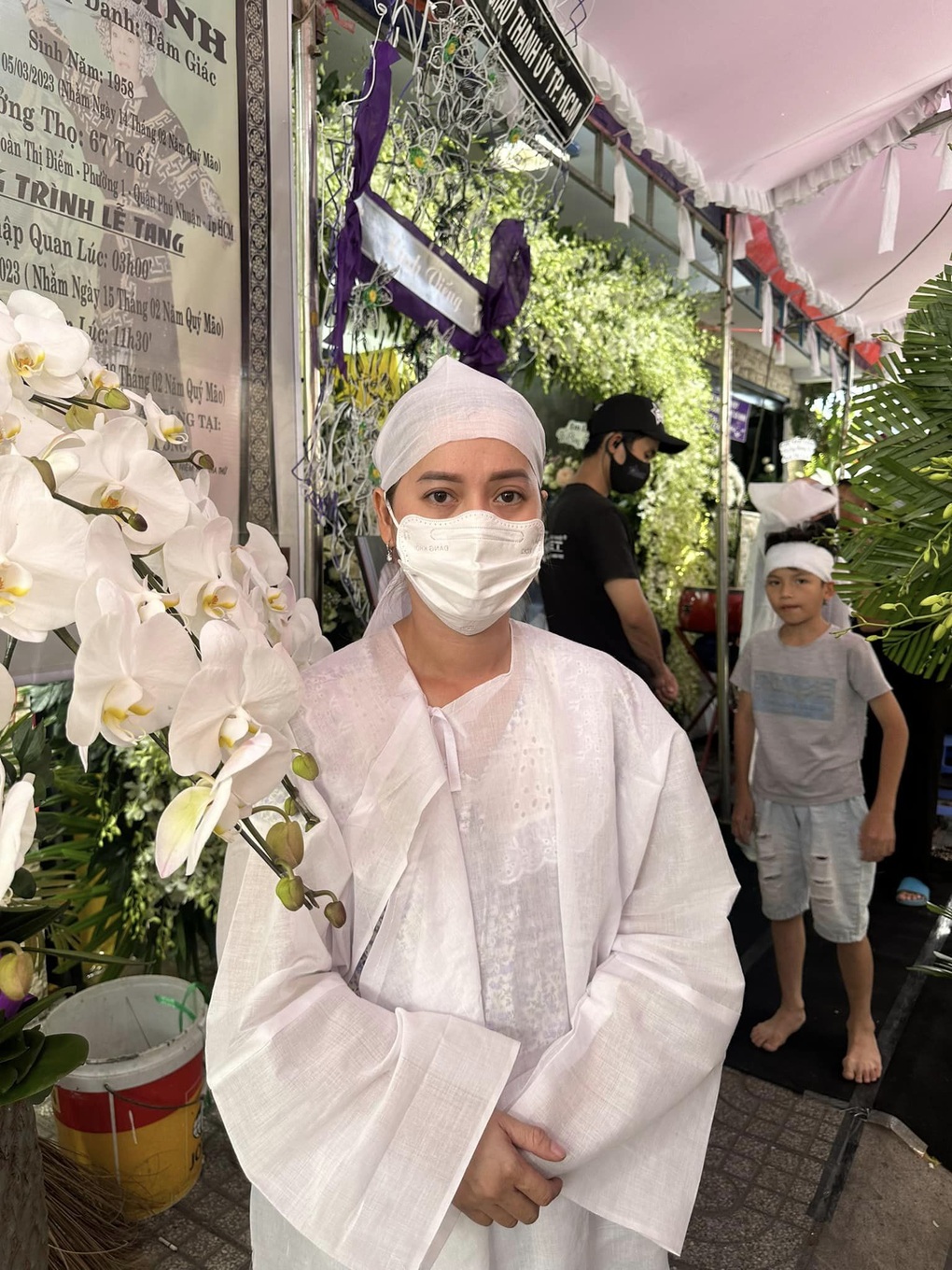 Con gái lần đầu xuất hiện trong tang lễ ông hoàng cải lương Vũ Linh - 1 Con gái lần đầu xuất hiện trong tang lễ ông hoàng cải lương Vũ Linh - 1