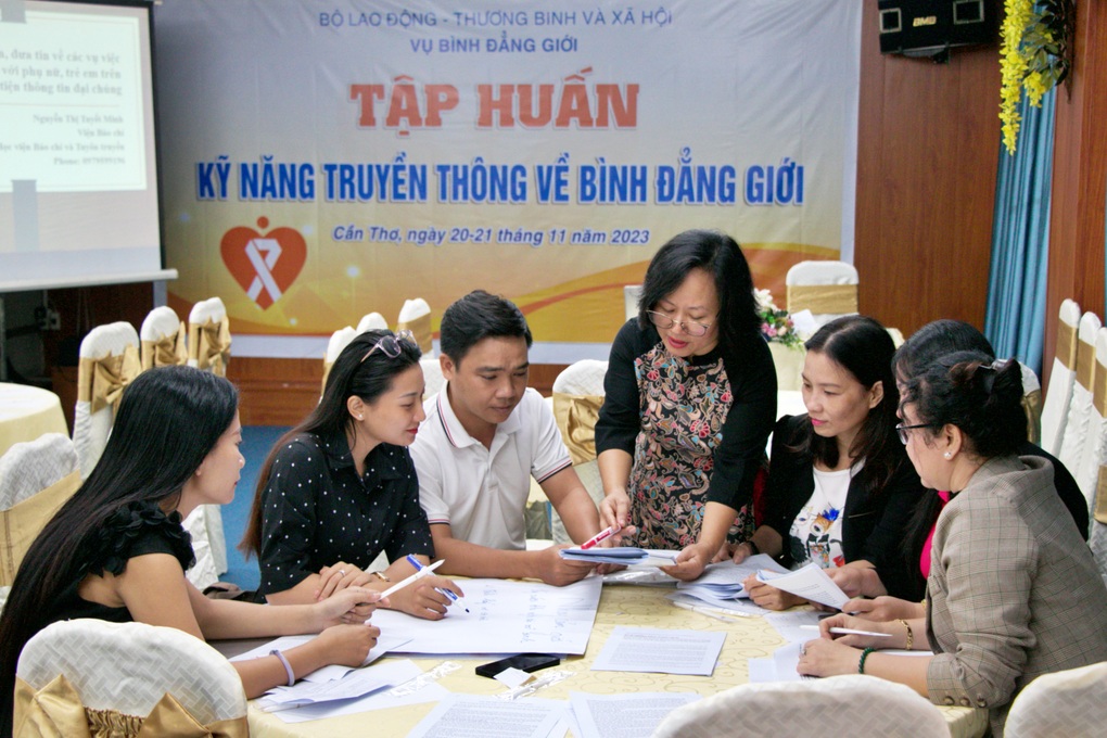 Cán bộ, phóng viên ĐBSCL tập huấn về Bình đẳng giới - 1 Cán bộ, phóng viên ĐBSCL tập huấn về Bình đẳng giới - 1