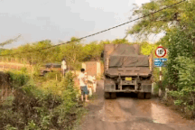 Xe quá tải "vô tư" lưu thông qua cầu dân sinh ở Đắk Lắk