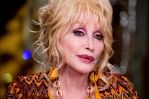 “Người phụ nữ đẹp bất chấp tuổi tác” trang điểm… cả khi đi ngủ