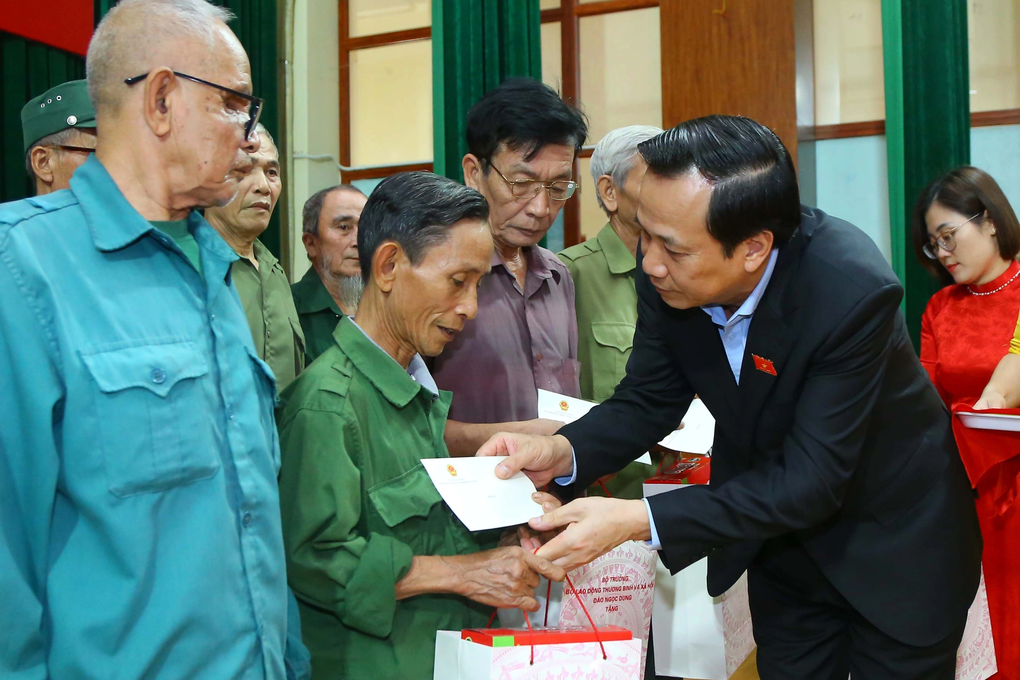 Bộ trưởng Đào Ngọc Dung tặng quà người nghèo, người có công - 1 Bộ trưởng Đào Ngọc Dung tặng quà người nghèo, người có công - 1