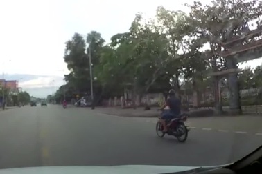 Rẽ ẩu không quan sát, ôtô "hạ gục" xe máy