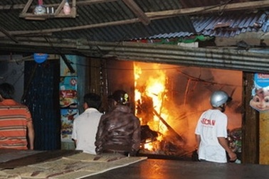 Gia Lai: Cháy lớn tại quầy hàng khô chợ Hội Phú 
