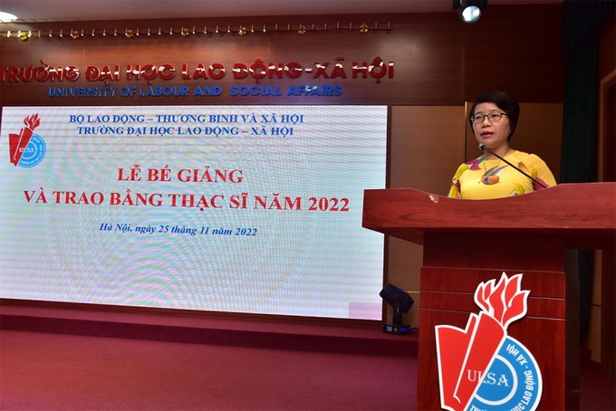 TS. Nguyễn Thị Giáng Hương, Trưởng Phòng Quản lý đào tạo báo cáo kết quả đào tạo trình độ thạc sĩ niên khóa 2020 - 2022