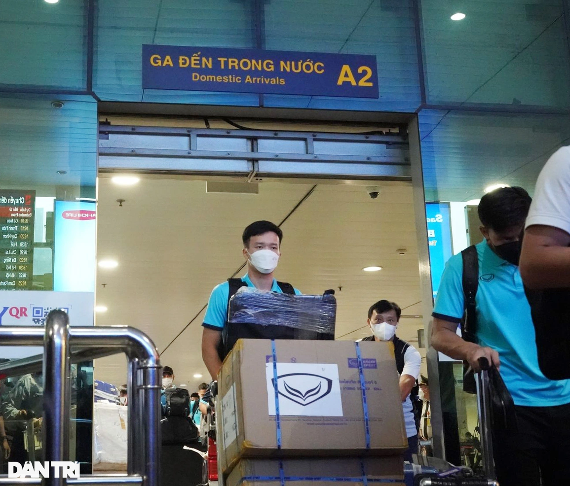 Đội tuyển Việt Nam đến TPHCM giữa vòng tay của người hâm mộ - 8 Đội tuyển Việt Nam đến TPHCM giữa vòng tay của người hâm mộ - 8