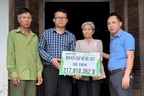 Trao hơn 217 triệu đồng tới người mẹ già có 2 con bệnh tật