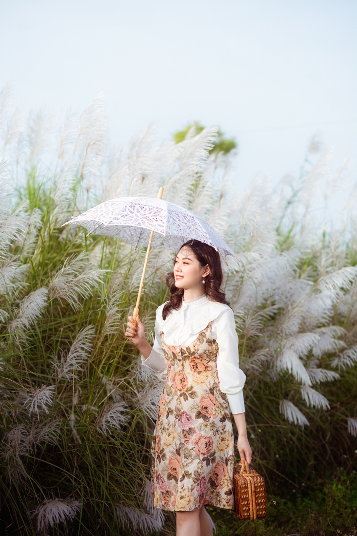 Bãi cỏ lau trắng tuyệt đẹp hút giới trẻ Hà thành tới sống ảo - 7 Bãi cỏ lau trắng tuyệt đẹp hút giới trẻ Hà thành tới sống ảo - 7