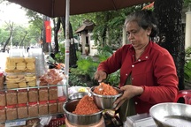 Dậy từ 4h sáng, bà cụ 64 tuổi bán cóc dạo "bỏ túi" 30-40 triệu đồng/tháng