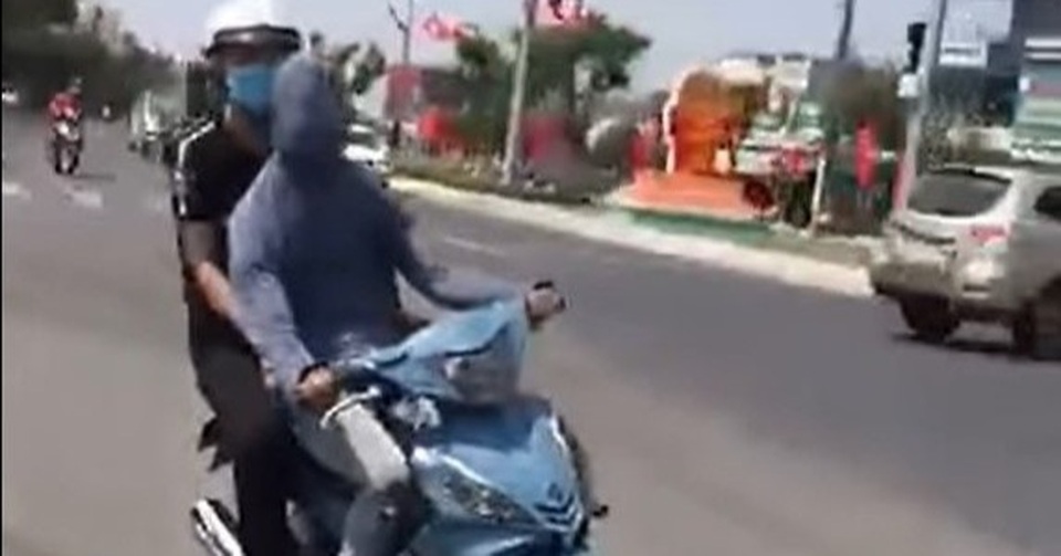 Nam thanh niên bịt mắt phóng xe máy - 1 Nam thanh niên bịt mắt phóng xe máy - 1