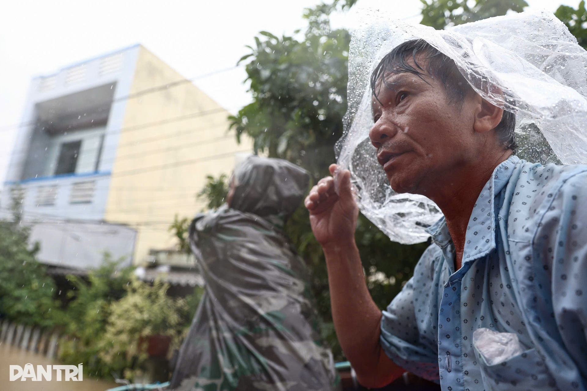 Những ánh mắt hoảng loạn trong dòng lũ vây vùng Phú Yên - 8